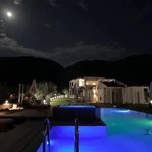 https://castella-apartments.hotelschalkidiki.net